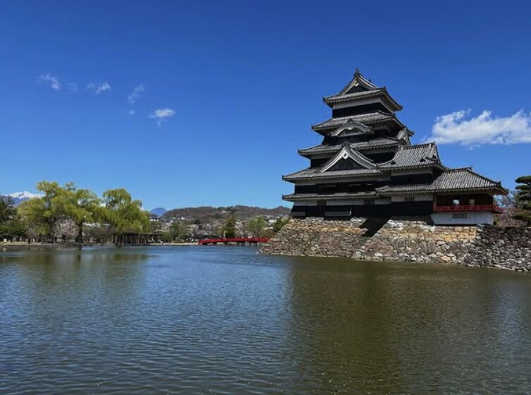 Matsumoto Castle reflected in the moat with river view